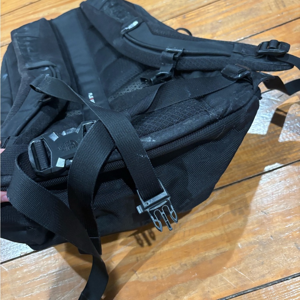 (979)*NORTH FACE BLACK BACKPACK* - Picture 10 of 11